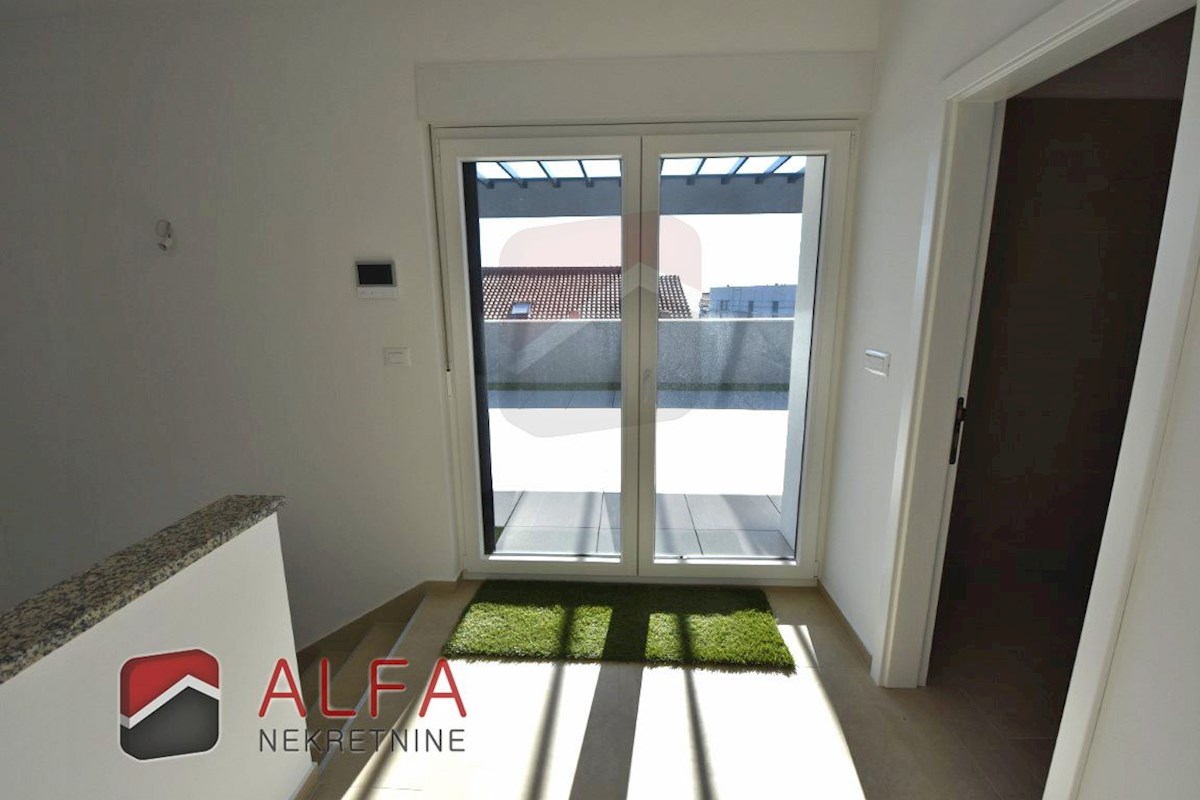 Hrvaška, Vodice, novogradnja, prodamo trietažni apartma z veliko strešno teraso