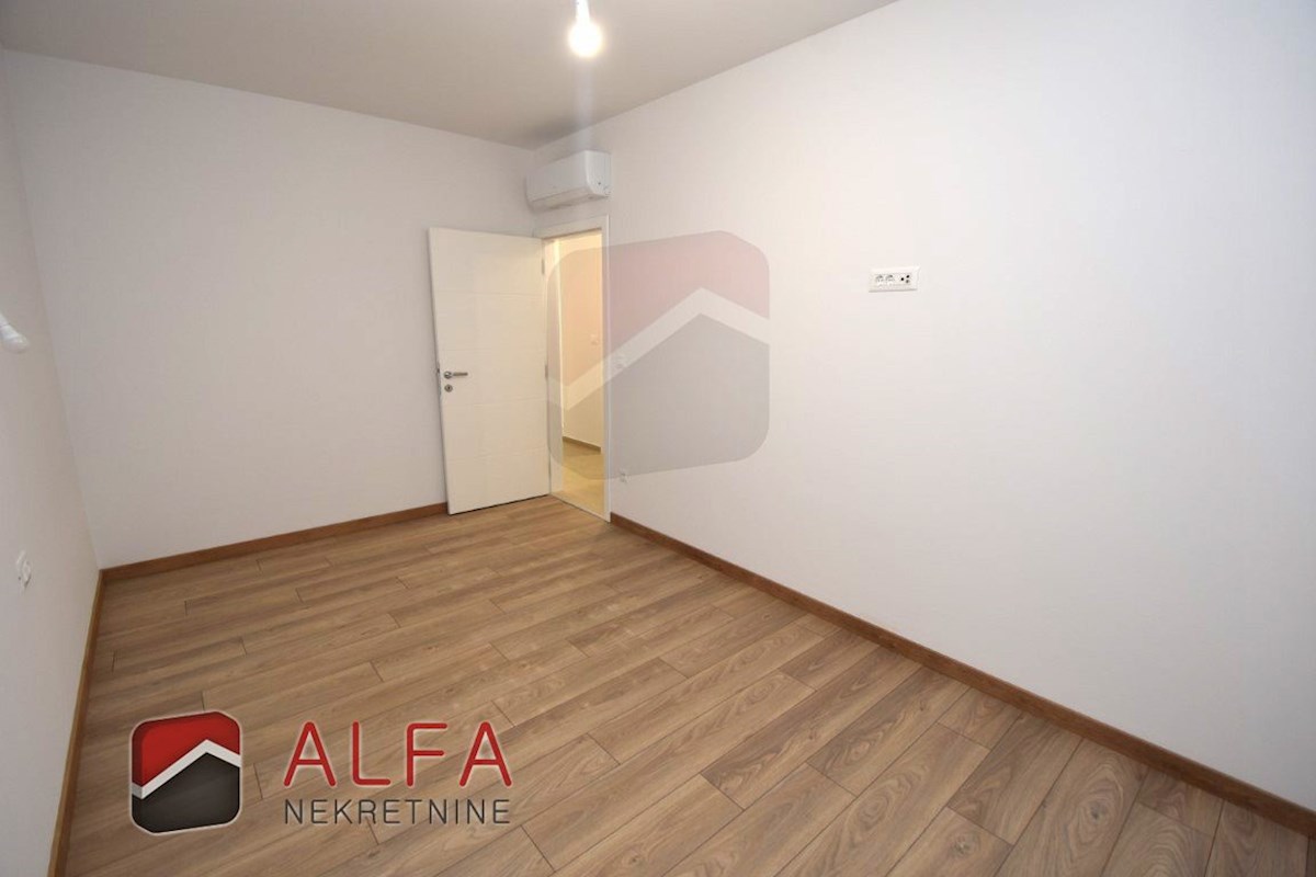 Hrvaška, Vodice, novogradnja, prodamo trietažni apartma z veliko strešno teraso