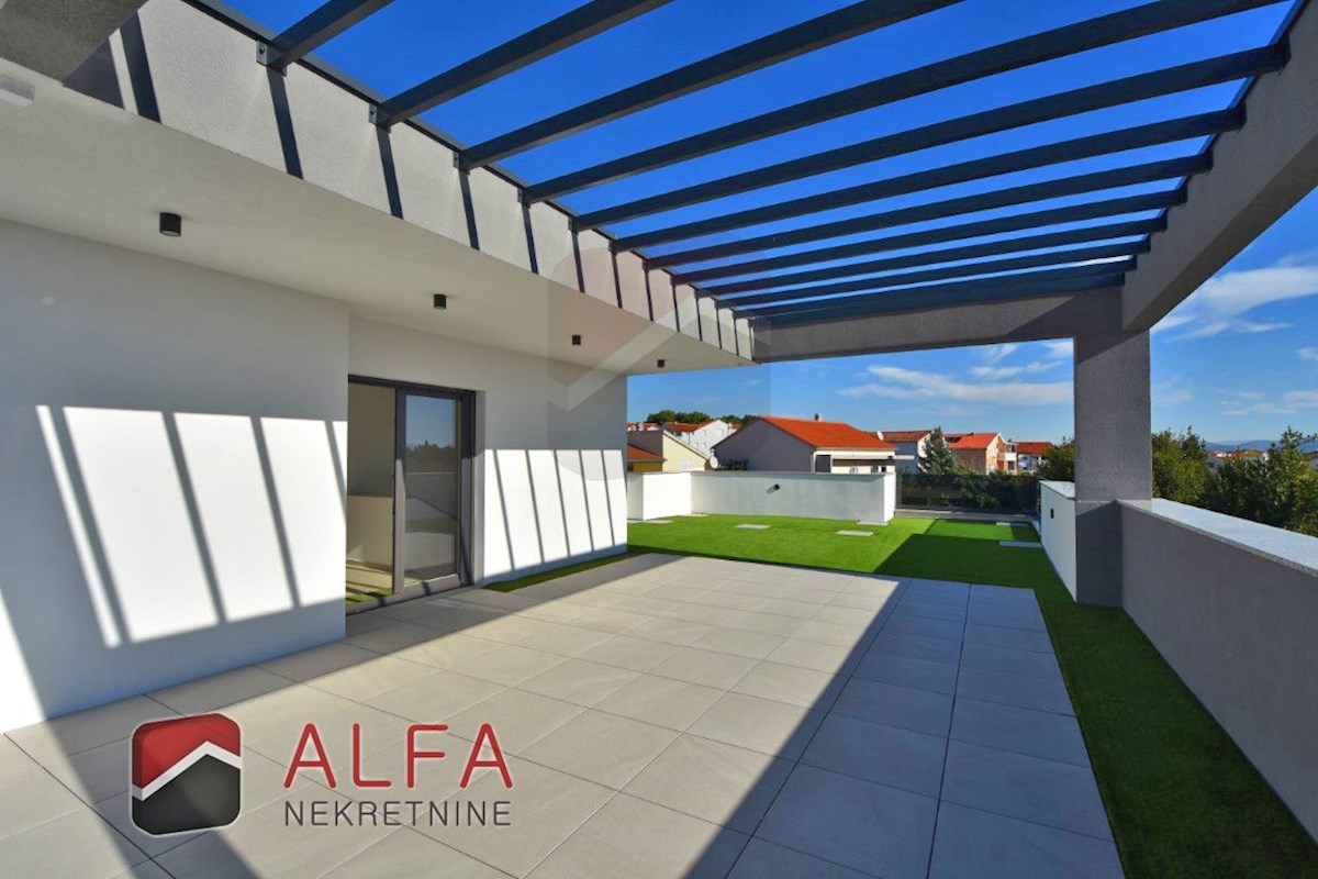 Hrvaška, Vodice, novogradnja, prodamo trietažni apartma z veliko strešno teraso