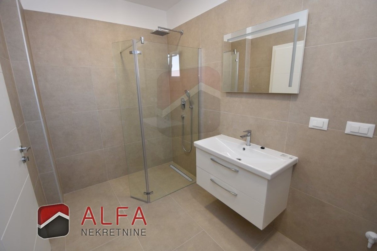 Hrvaška, Vodice, novogradnja, prodamo trietažni apartma z veliko strešno teraso