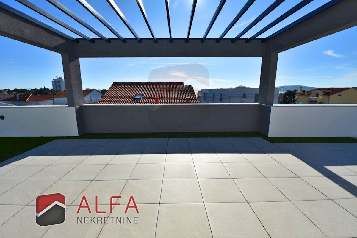 Hrvaška, Vodice, novogradnja, prodamo trietažni apartma z veliko strešno teraso