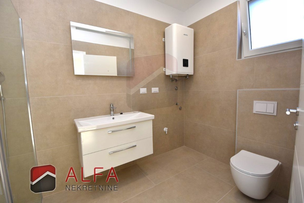 Hrvaška, Vodice, novogradnja, prodamo trietažni apartma z veliko strešno teraso