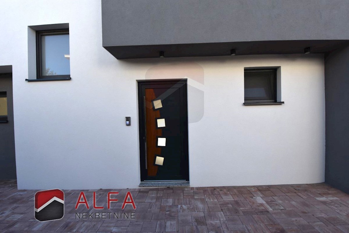 Hrvaška, Vodice, novogradnja, prodamo trietažni apartma z veliko strešno teraso