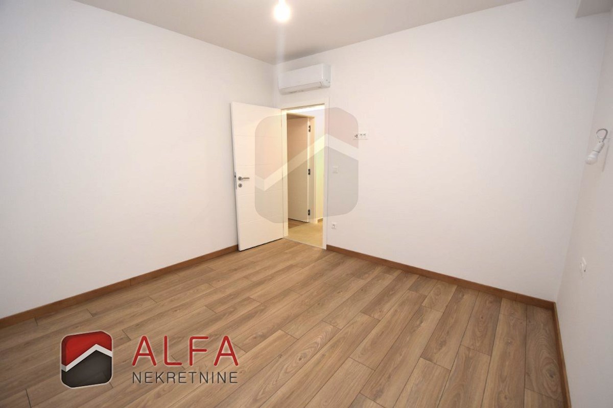 Hrvaška, Vodice, novogradnja, prodamo trietažni apartma z veliko strešno teraso