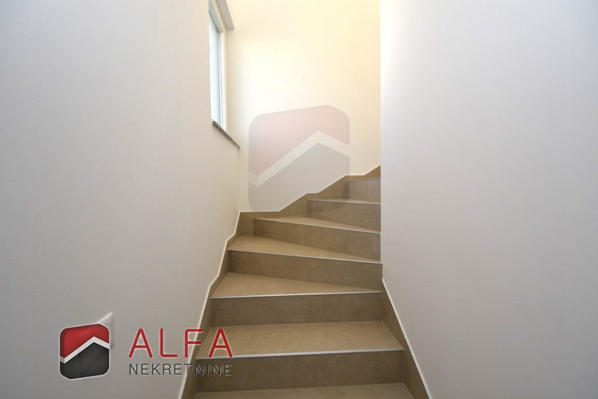 Hrvaška, Vodice, novogradnja, prodamo trietažni apartma z veliko strešno teraso