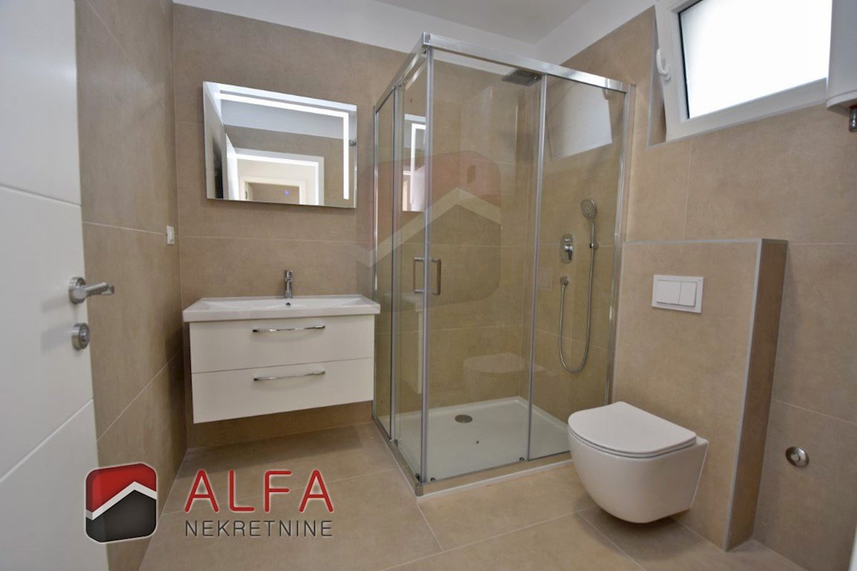 Hrvaška, Vodice, novogradnja, prodamo trietažni apartma z veliko strešno teraso