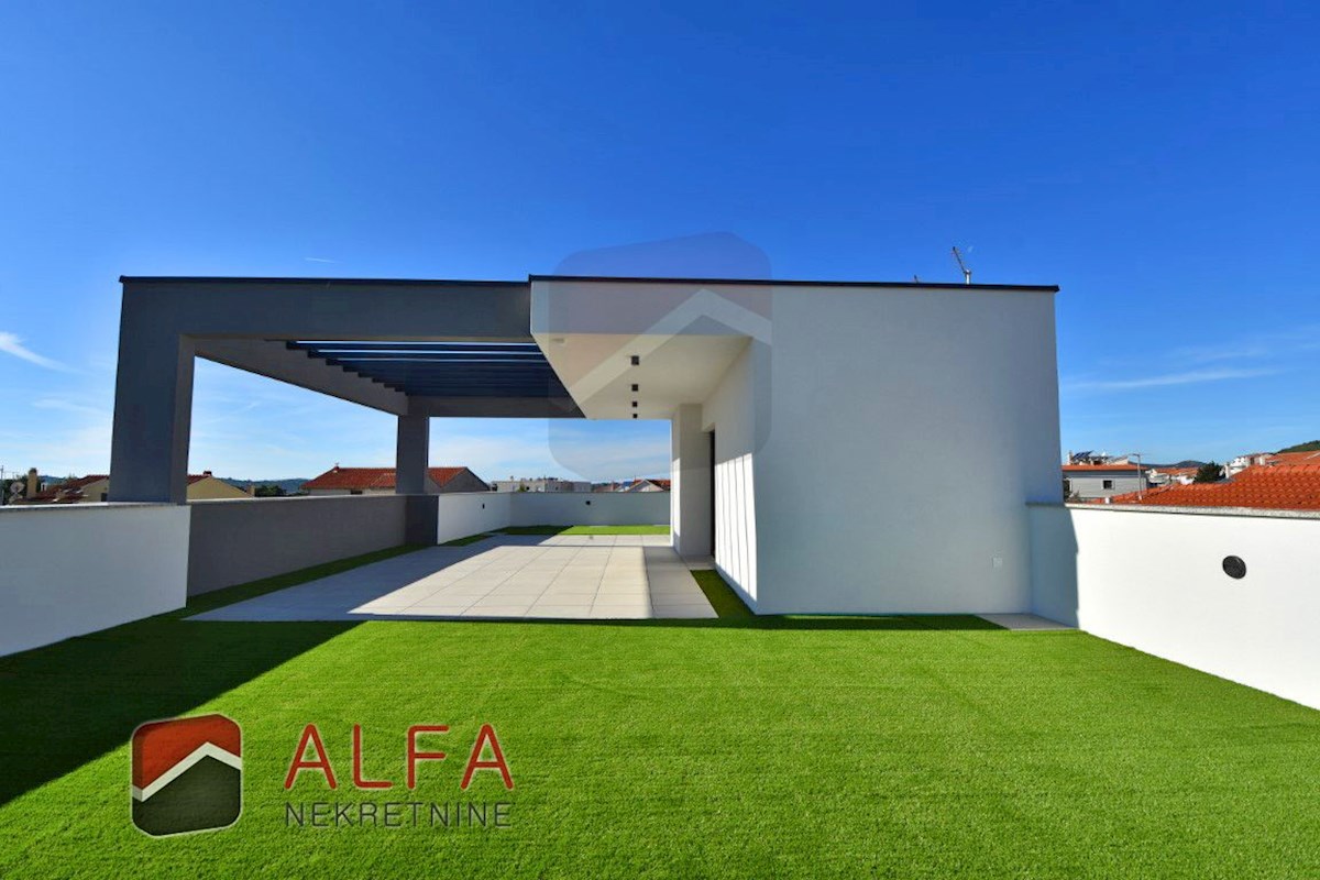 Hrvaška, Vodice, novogradnja, prodamo trietažni apartma z veliko strešno teraso