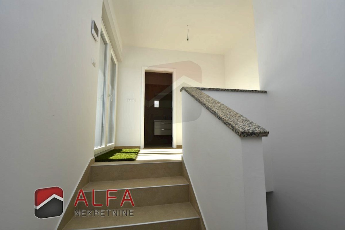 Hrvaška, Vodice, novogradnja, prodamo trietažni apartma z veliko strešno teraso