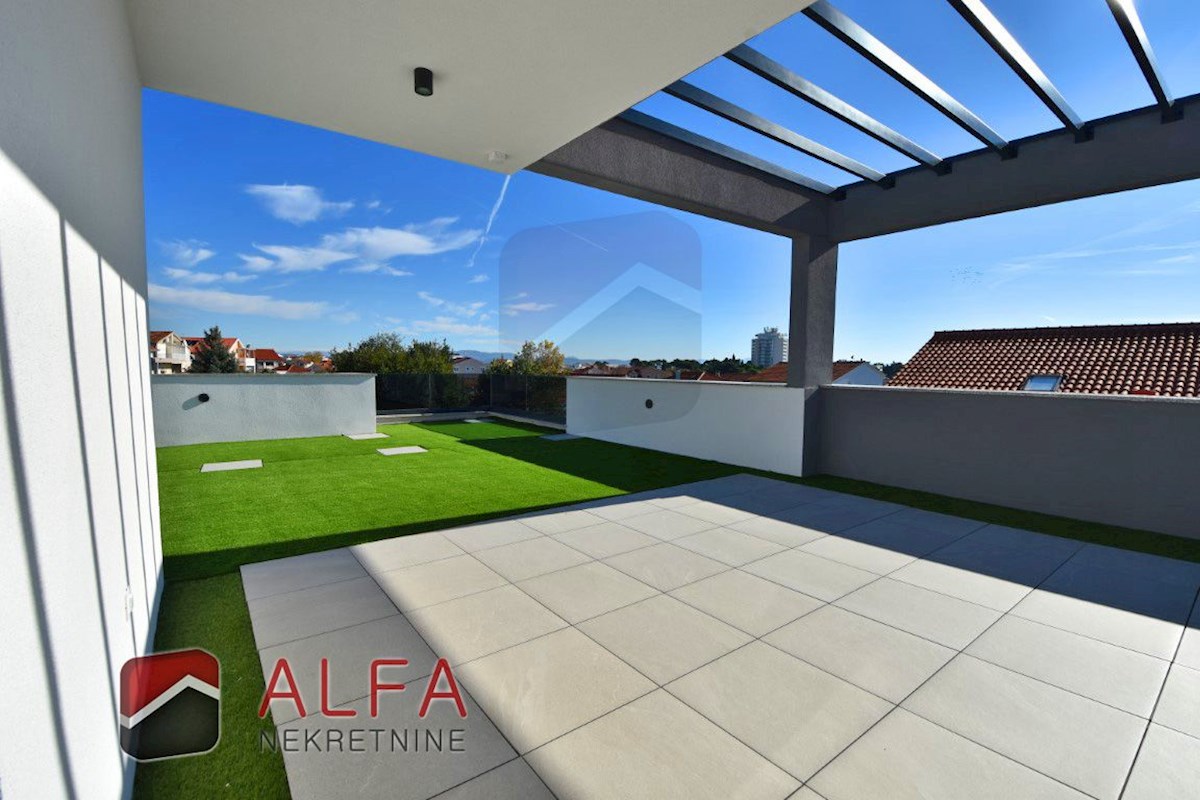 Hrvaška, Vodice, novogradnja, prodamo trietažni apartma z veliko strešno teraso