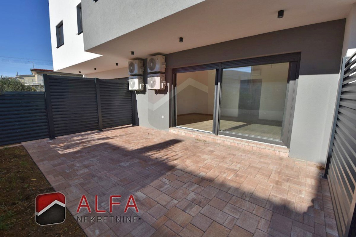 Hrvaška, Vodice, novogradnja, prodamo trietažni apartma z veliko strešno teraso