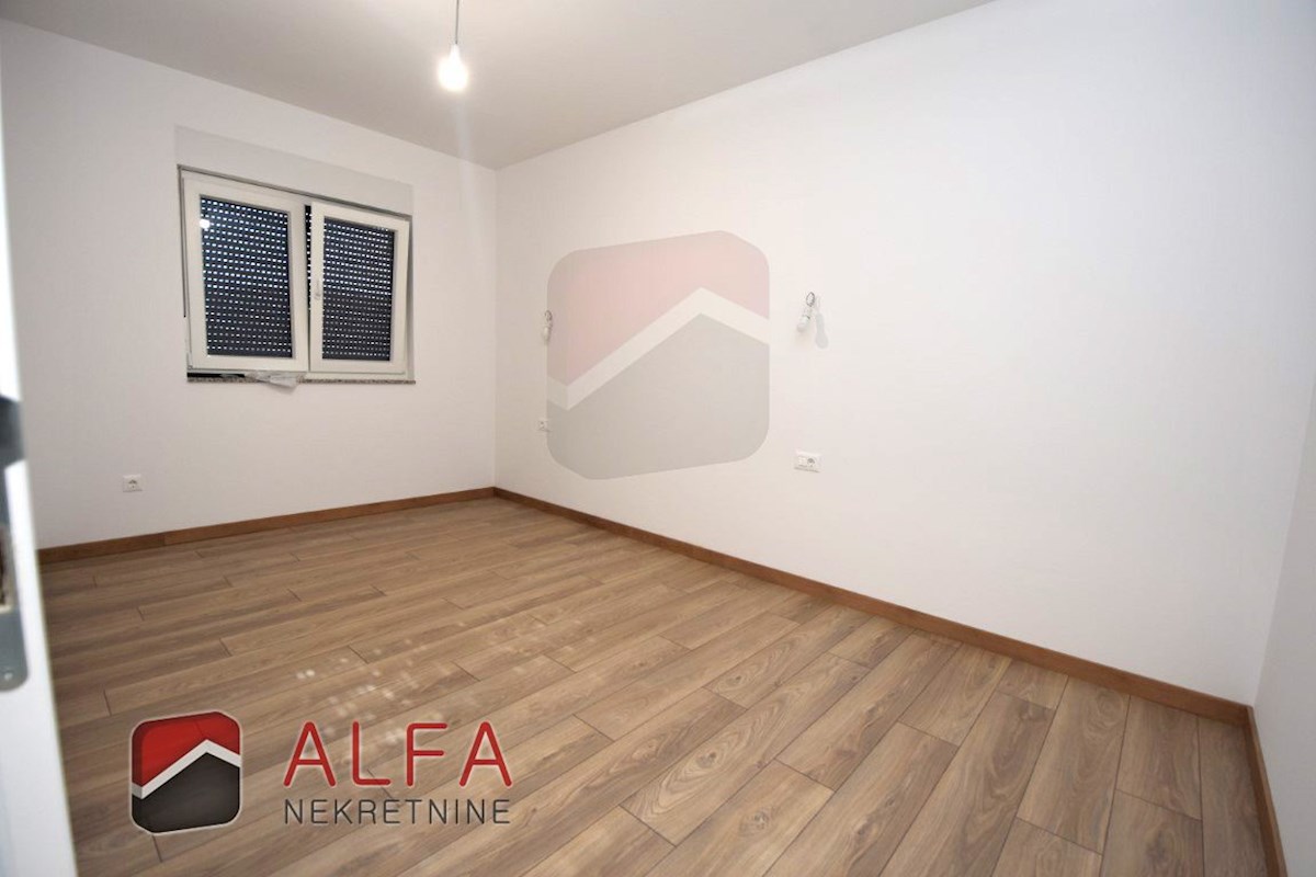 Hrvaška, Vodice, novogradnja, prodamo trietažni apartma z veliko strešno teraso