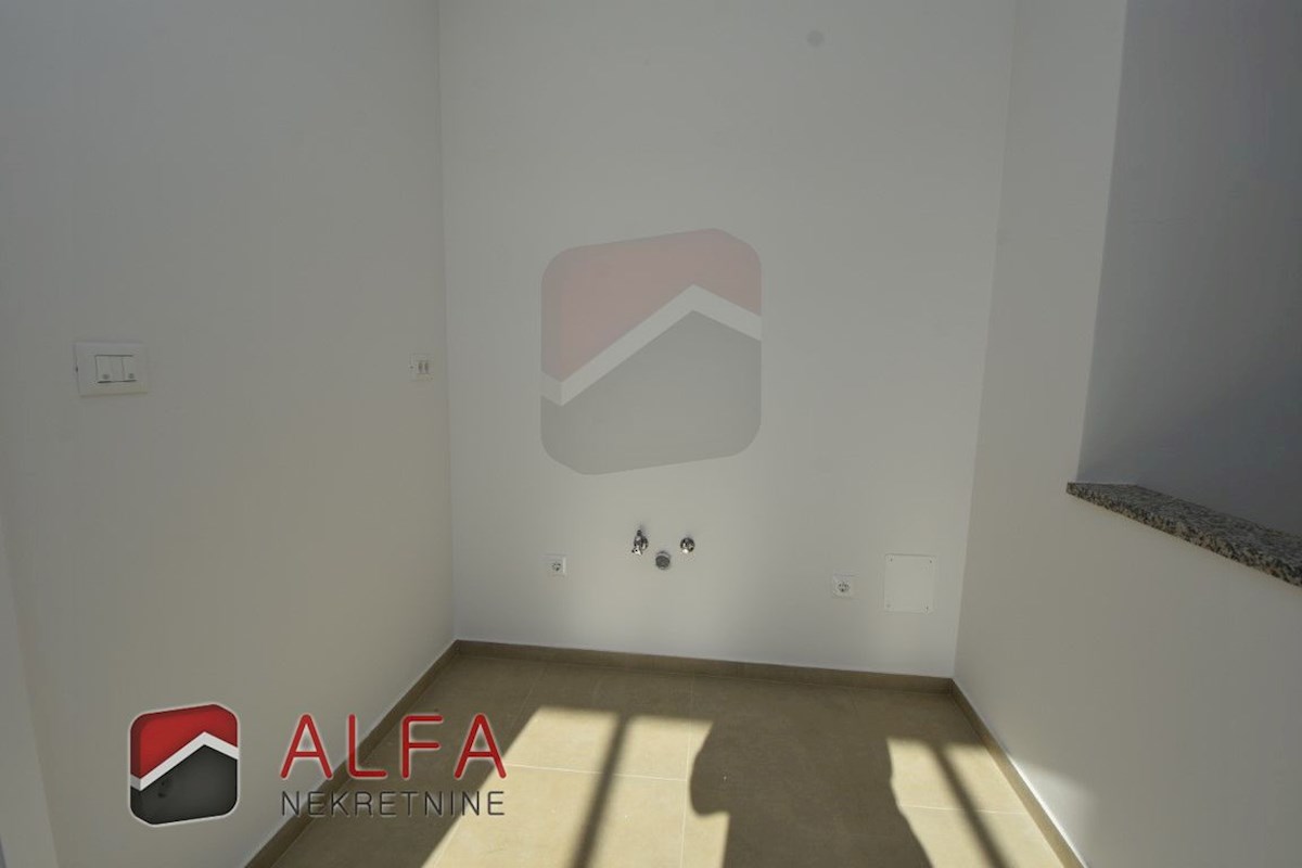 Hrvaška, Vodice, novogradnja, prodamo trietažni apartma z veliko strešno teraso