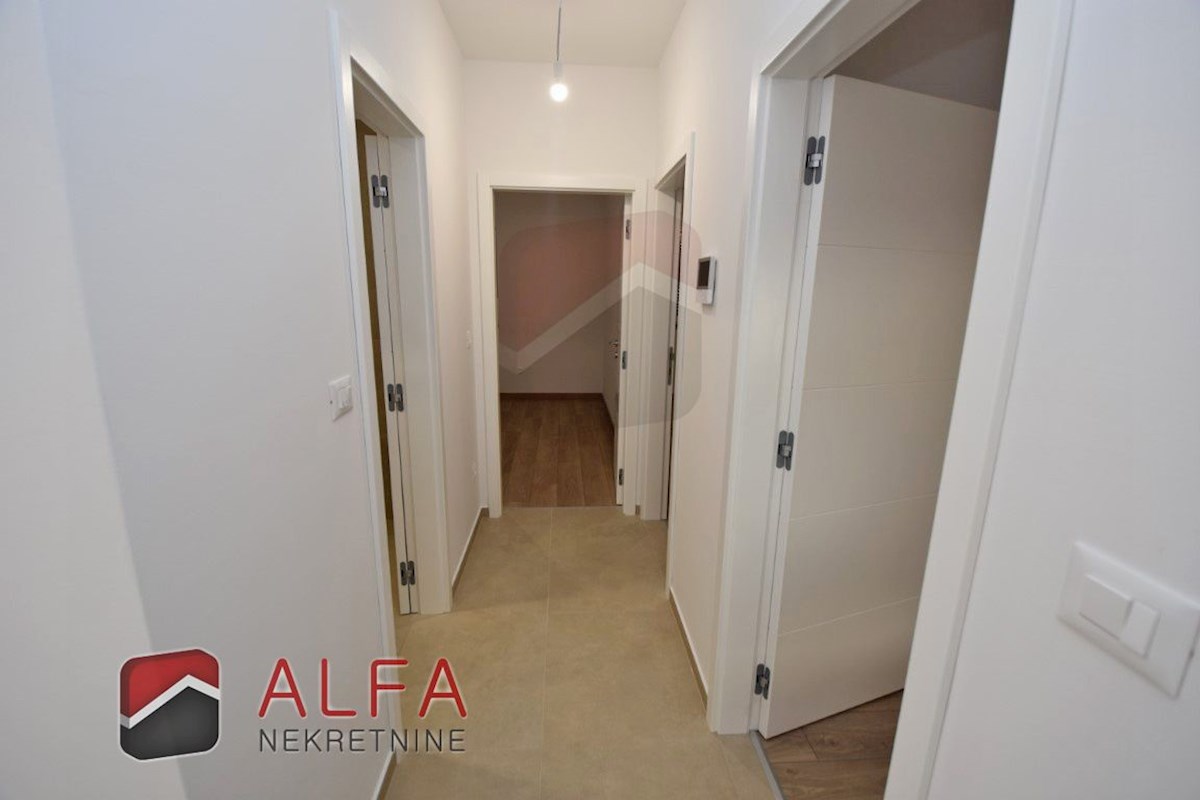 Hrvaška, Vodice, novogradnja, prodamo trietažni apartma z veliko strešno teraso