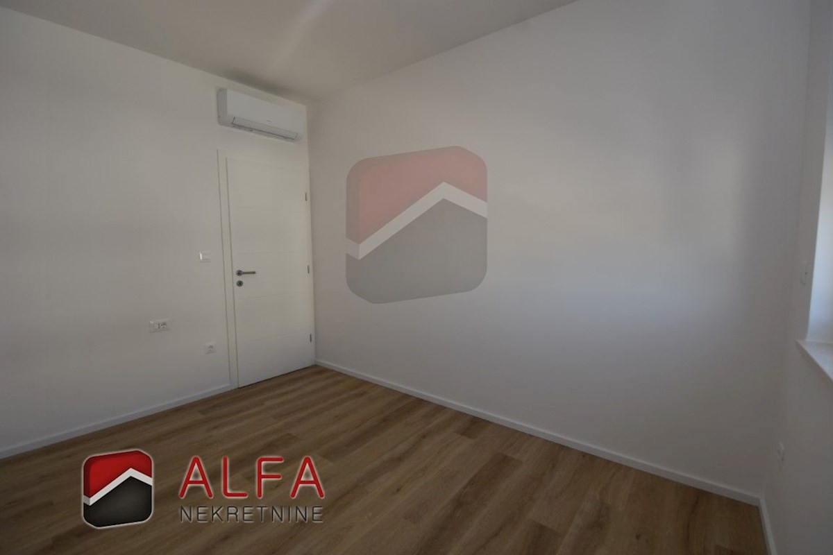 Hrvaška, Vodice, novogradnja, prodaja trisobni apartma, dve parkirni mesti, pogled na morje