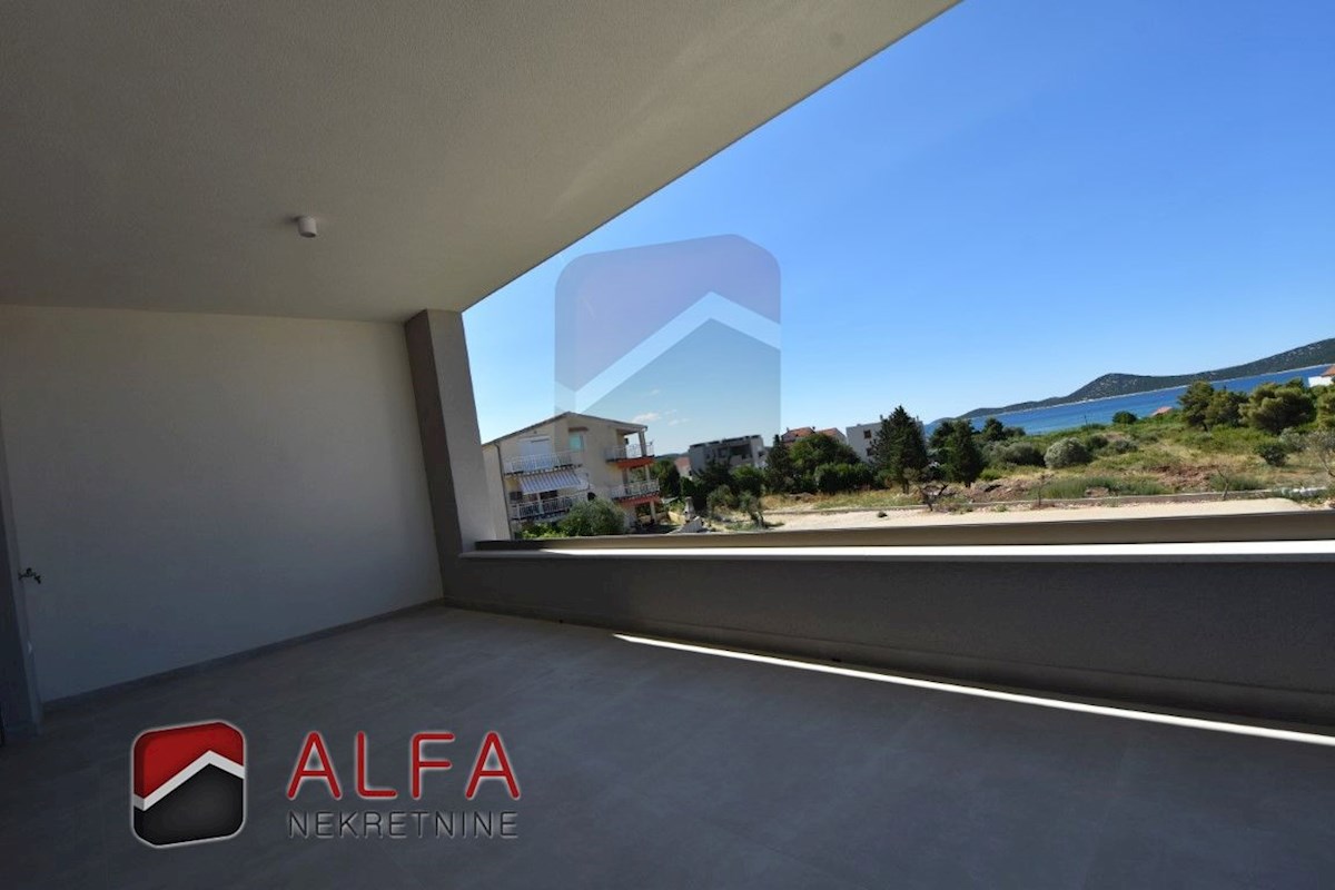 Hrvaška, Vodice, novogradnja, prodaja trisobni apartma, dve parkirni mesti, pogled na morje