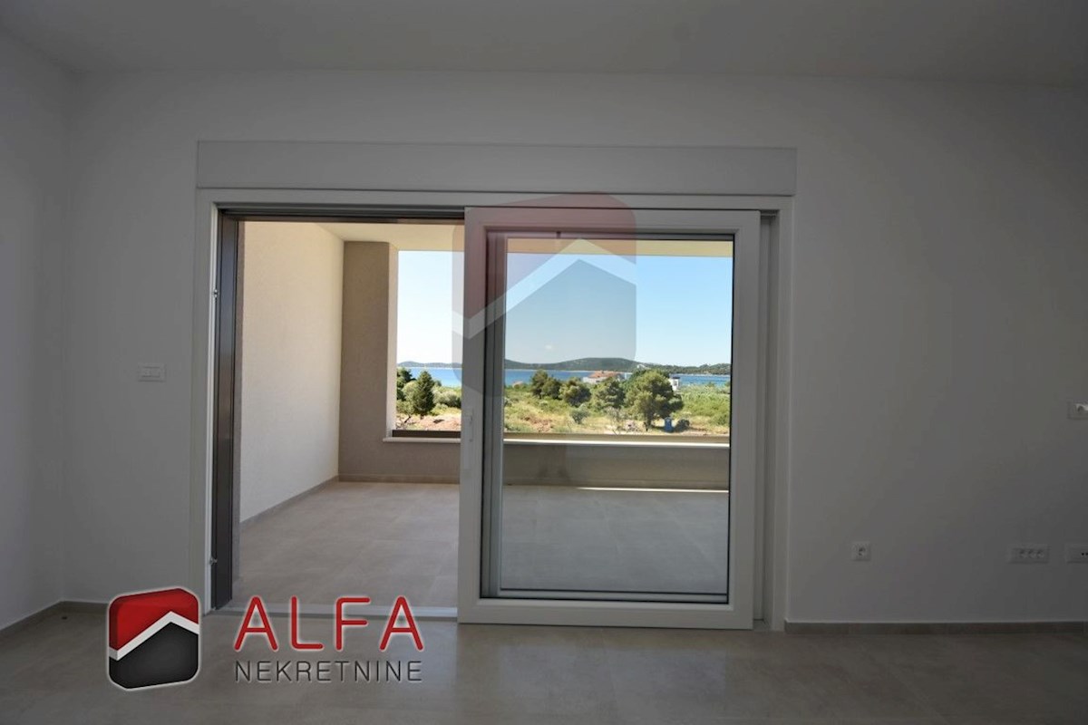 Hrvaška, Vodice, novogradnja, prodaja trisobni apartma, dve parkirni mesti, pogled na morje
