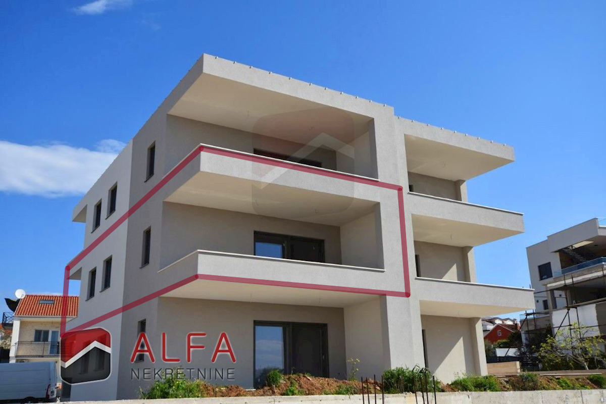 Hrvaška, Vodice, novogradnja, prodaja trisobni apartma, dve parkirni mesti, pogled na morje