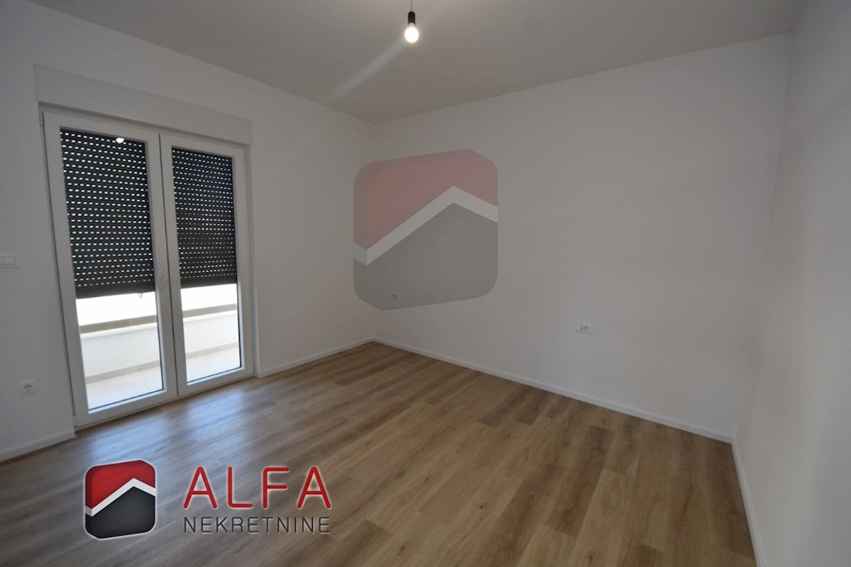Hrvaška, Vodice, novogradnja, prodaja trisobni apartma, dve parkirni mesti, pogled na morje