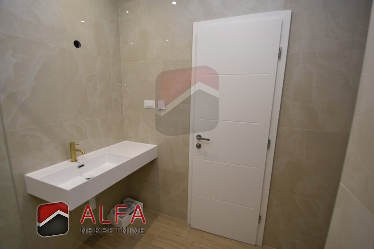 Hrvaška, Vodice, novogradnja, prodaja trisobni apartma, dve parkirni mesti, pogled na morje