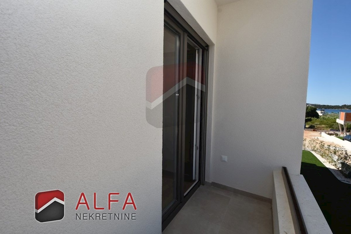 Hrvaška, Vodice, novogradnja, prodaja trisobni apartma, dve parkirni mesti, pogled na morje