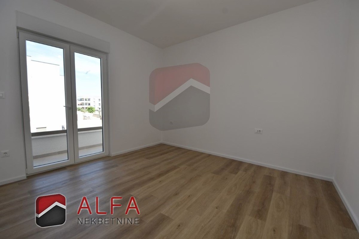 Hrvaška, Vodice, novogradnja, prodaja trisobni apartma, dve parkirni mesti, pogled na morje