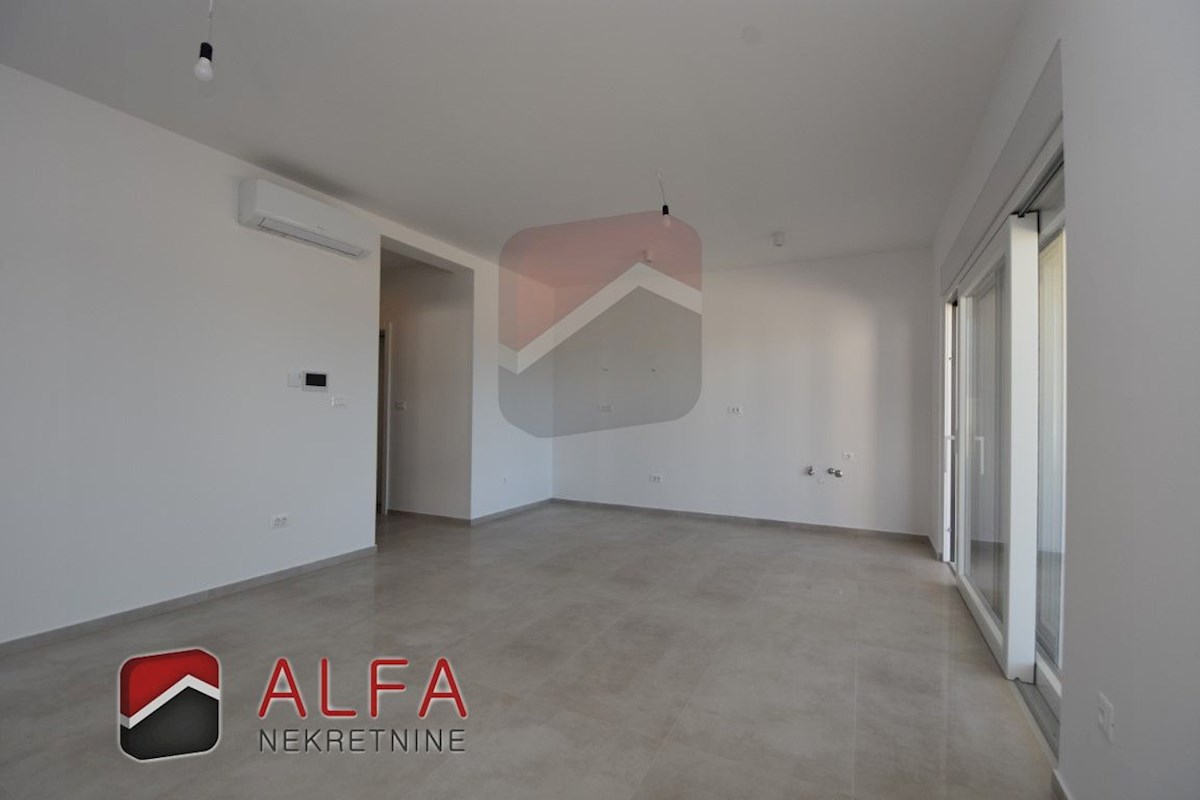 Hrvaška, Vodice, novogradnja, prodaja trisobni apartma, dve parkirni mesti, pogled na morje