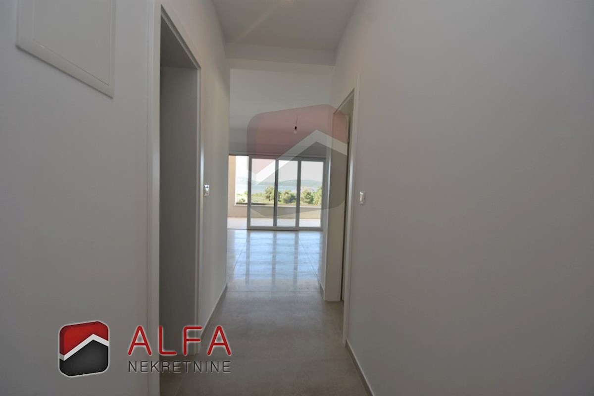 Hrvaška, Vodice, novogradnja, prodaja trisobni apartma, dve parkirni mesti, pogled na morje