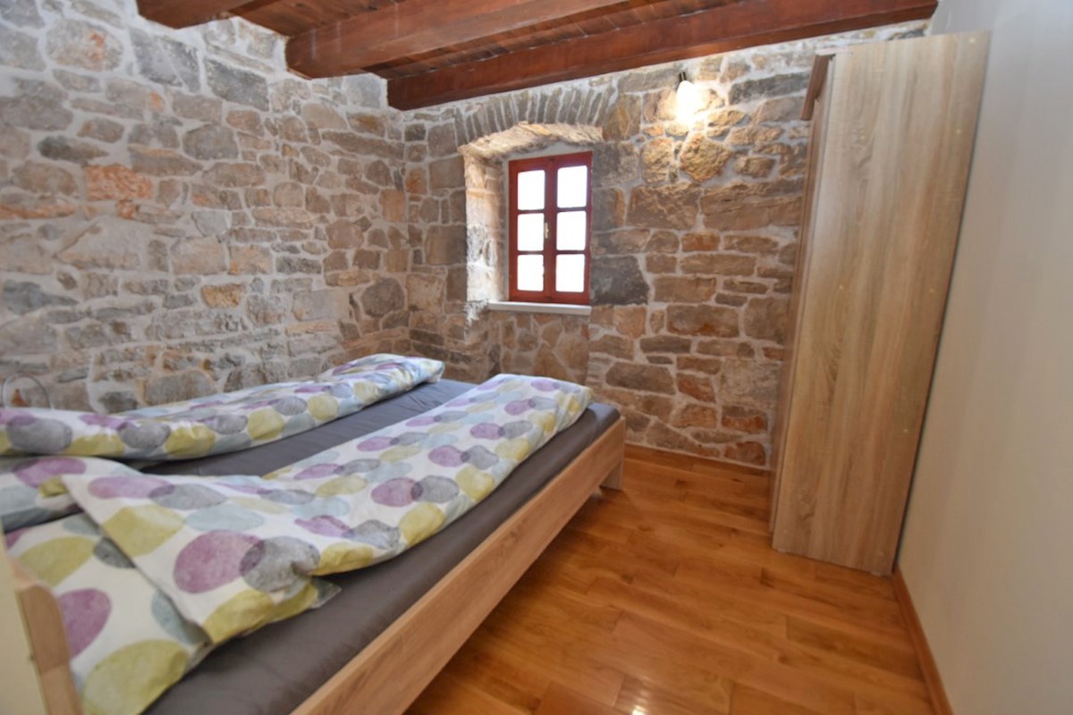 Hrvaška, center Vodic – naprodaj čudovita, prostorna, popolnoma prenovljena kamnita hiša
