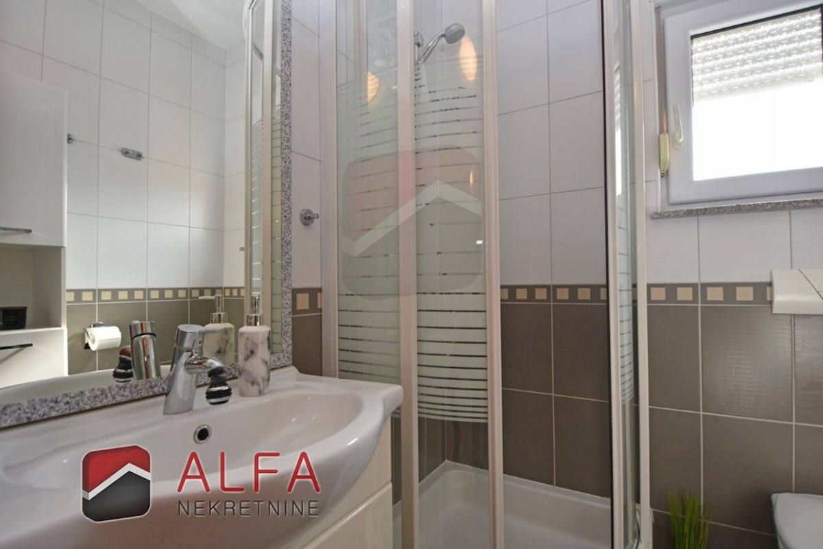 Hrvaška, Vodice - prodaja lepo opremljeno dvosobno stanovanje v drugem nadstropju, blizu morja