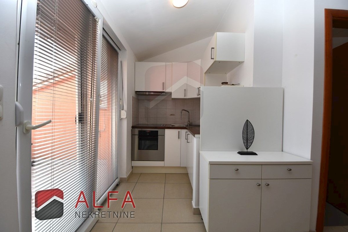 Hrvaška, Vodice - prodaja lepo opremljeno dvosobno stanovanje v drugem nadstropju, blizu morja