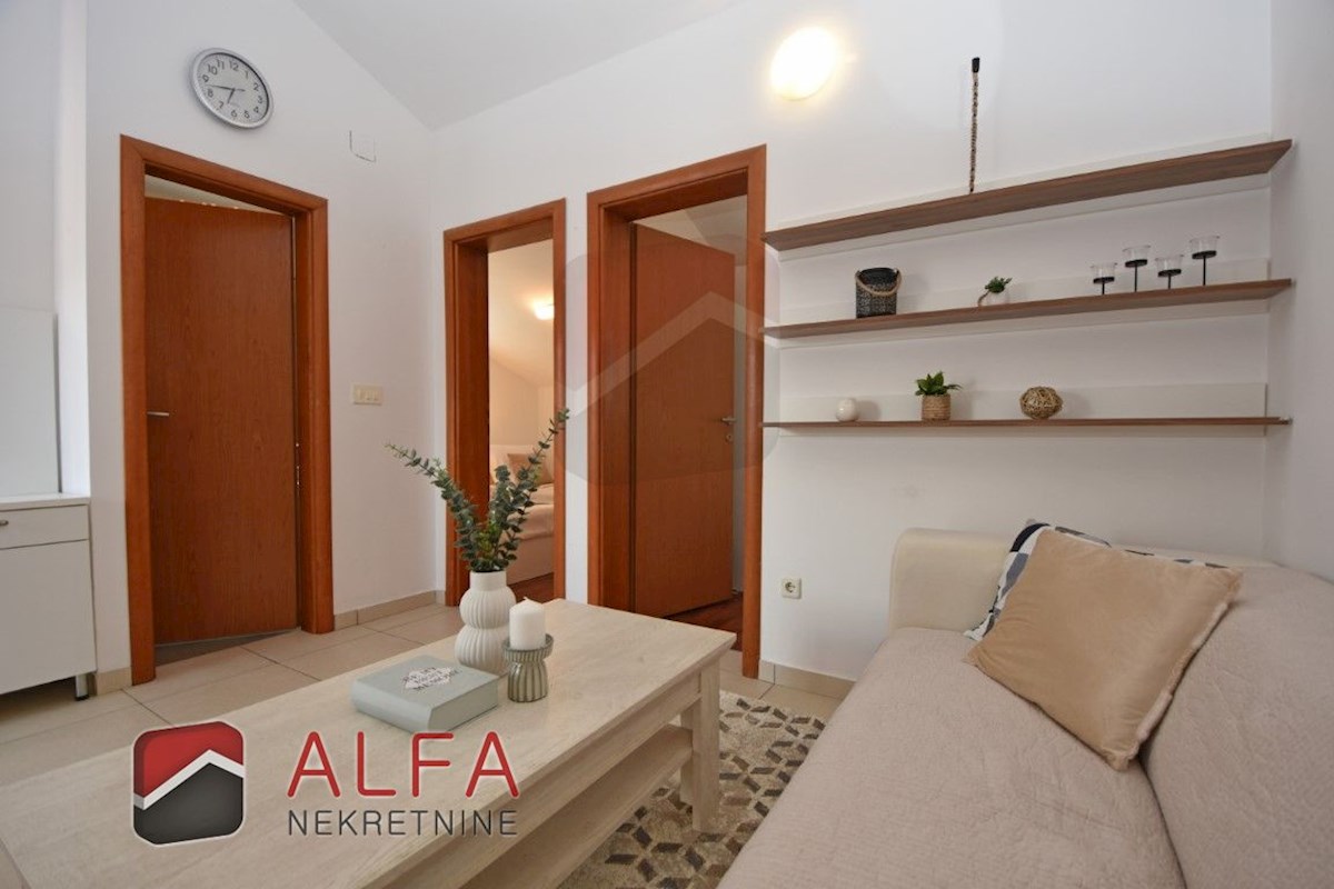 Hrvaška, Vodice - prodaja lepo opremljeno dvosobno stanovanje v drugem nadstropju, blizu morja