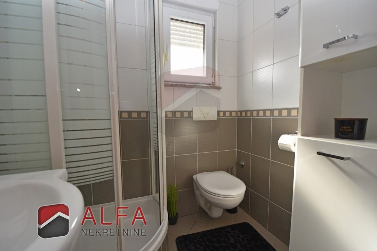 Hrvaška, Vodice - prodaja lepo opremljeno dvosobno stanovanje v drugem nadstropju, blizu morja