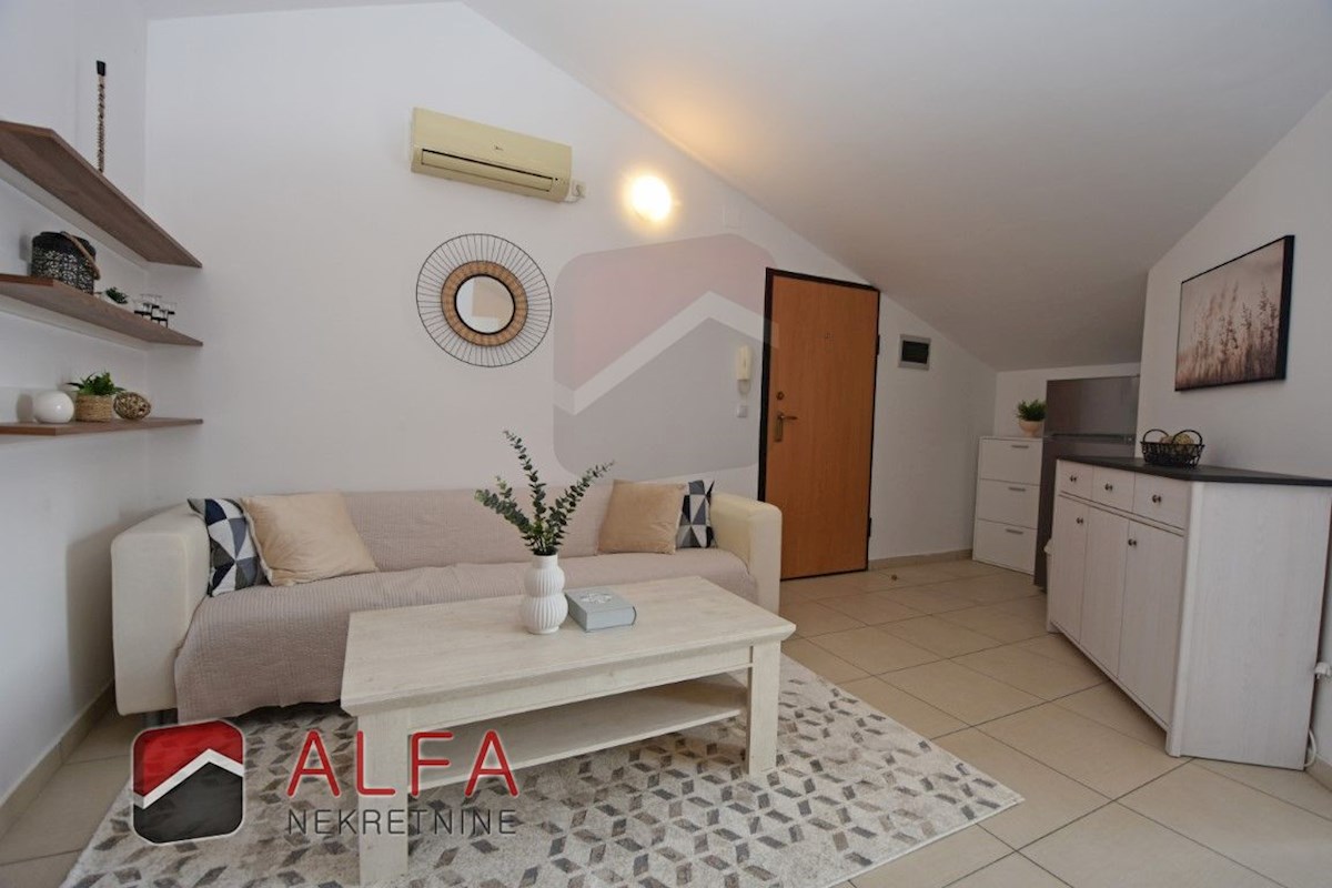 Hrvaška, Vodice - prodaja lepo opremljeno dvosobno stanovanje v drugem nadstropju, blizu morja