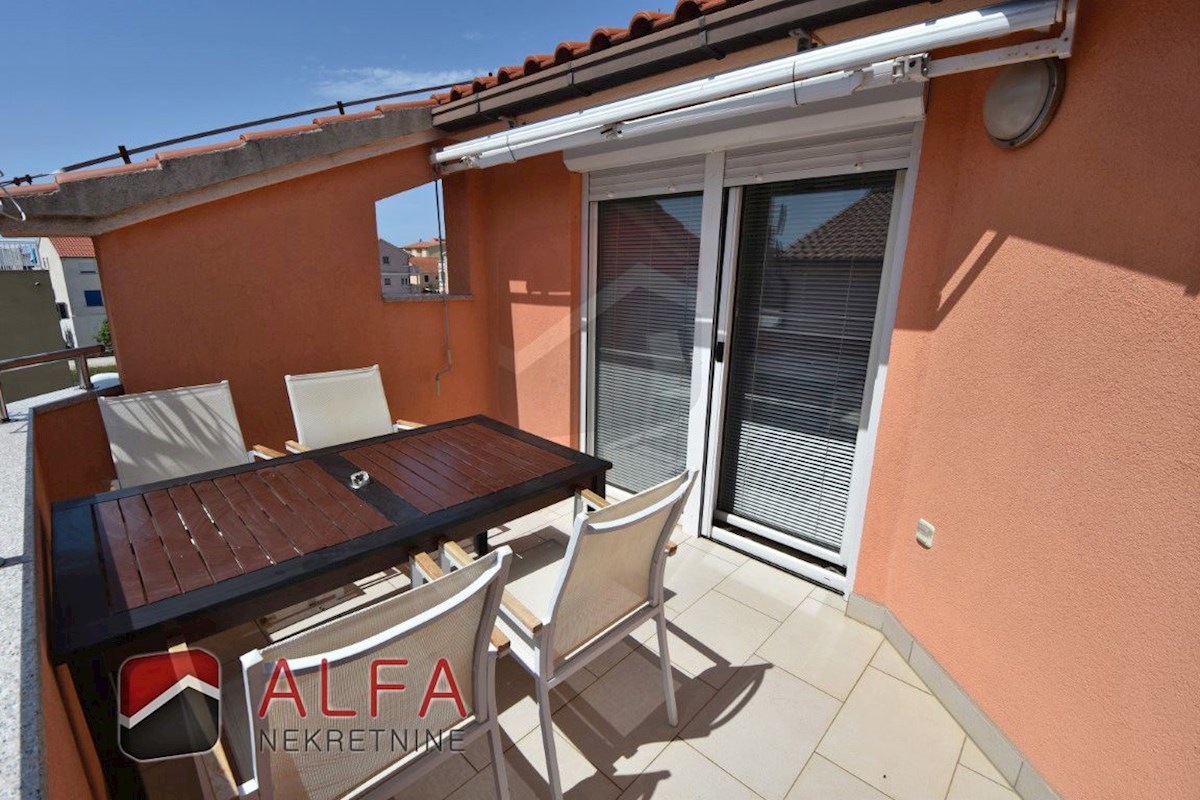 Hrvaška, Vodice - prodaja lepo opremljeno dvosobno stanovanje v drugem nadstropju, blizu morja