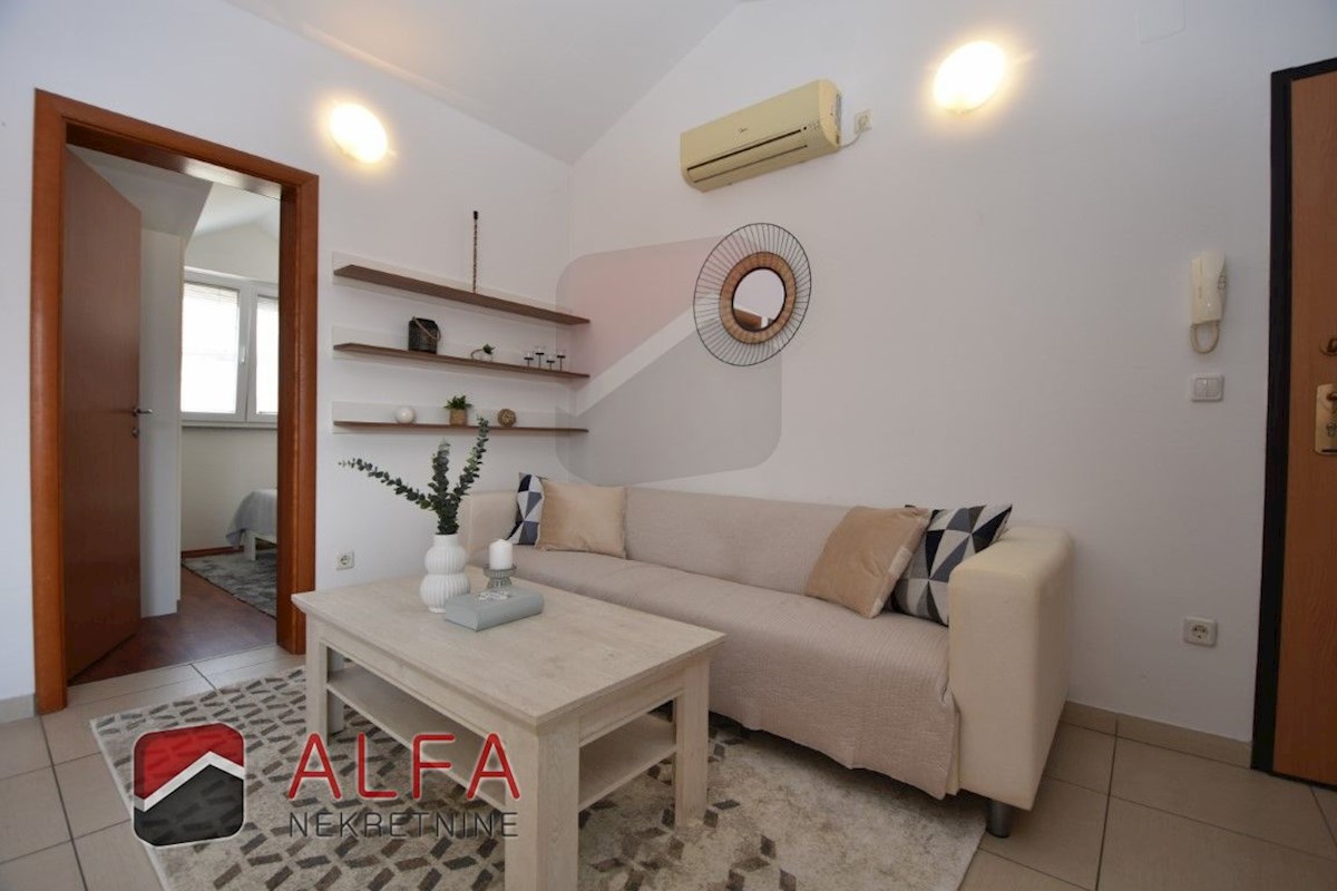 Hrvaška, Vodice - prodaja lepo opremljeno dvosobno stanovanje v drugem nadstropju, blizu morja