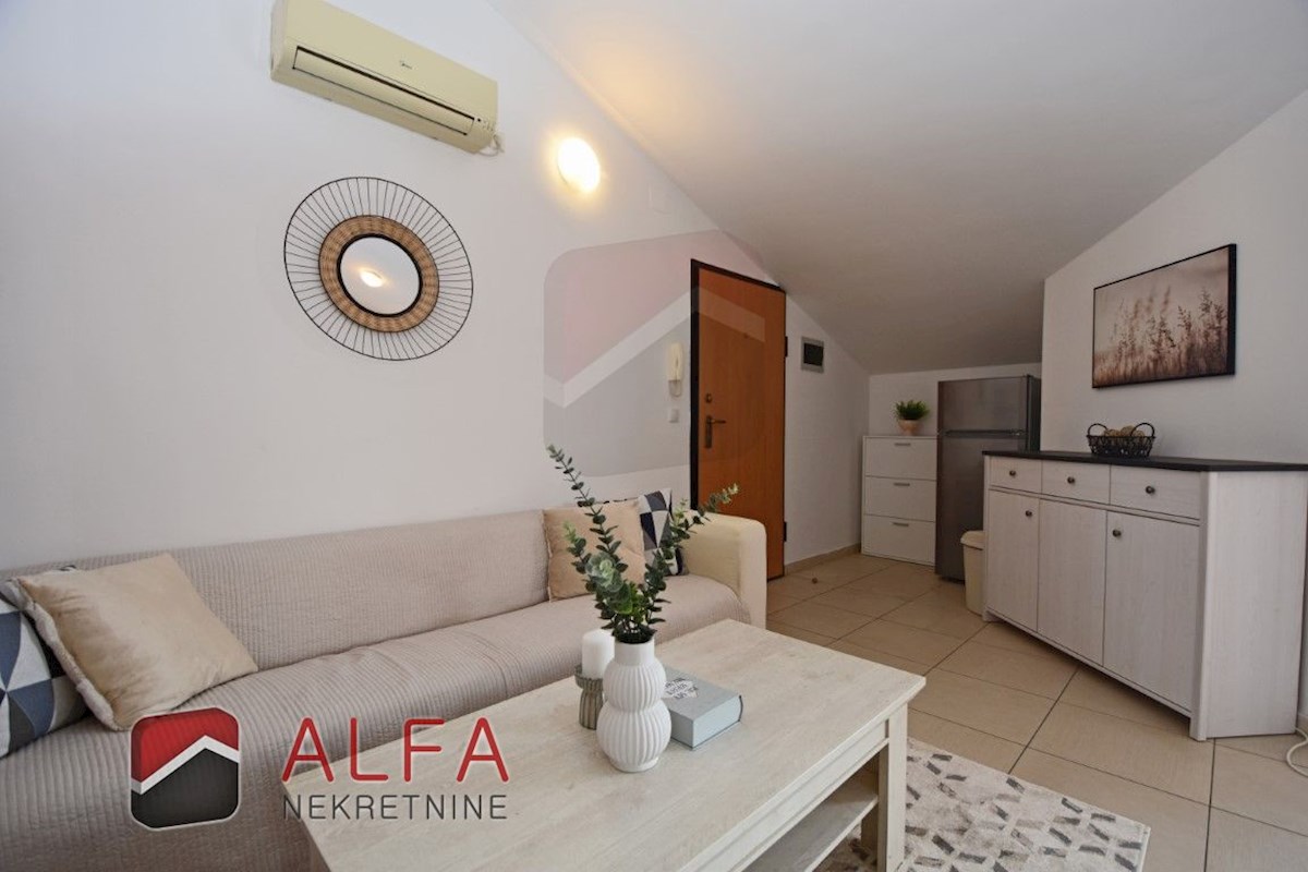 Hrvaška, Vodice - prodaja lepo opremljeno dvosobno stanovanje v drugem nadstropju, blizu morja