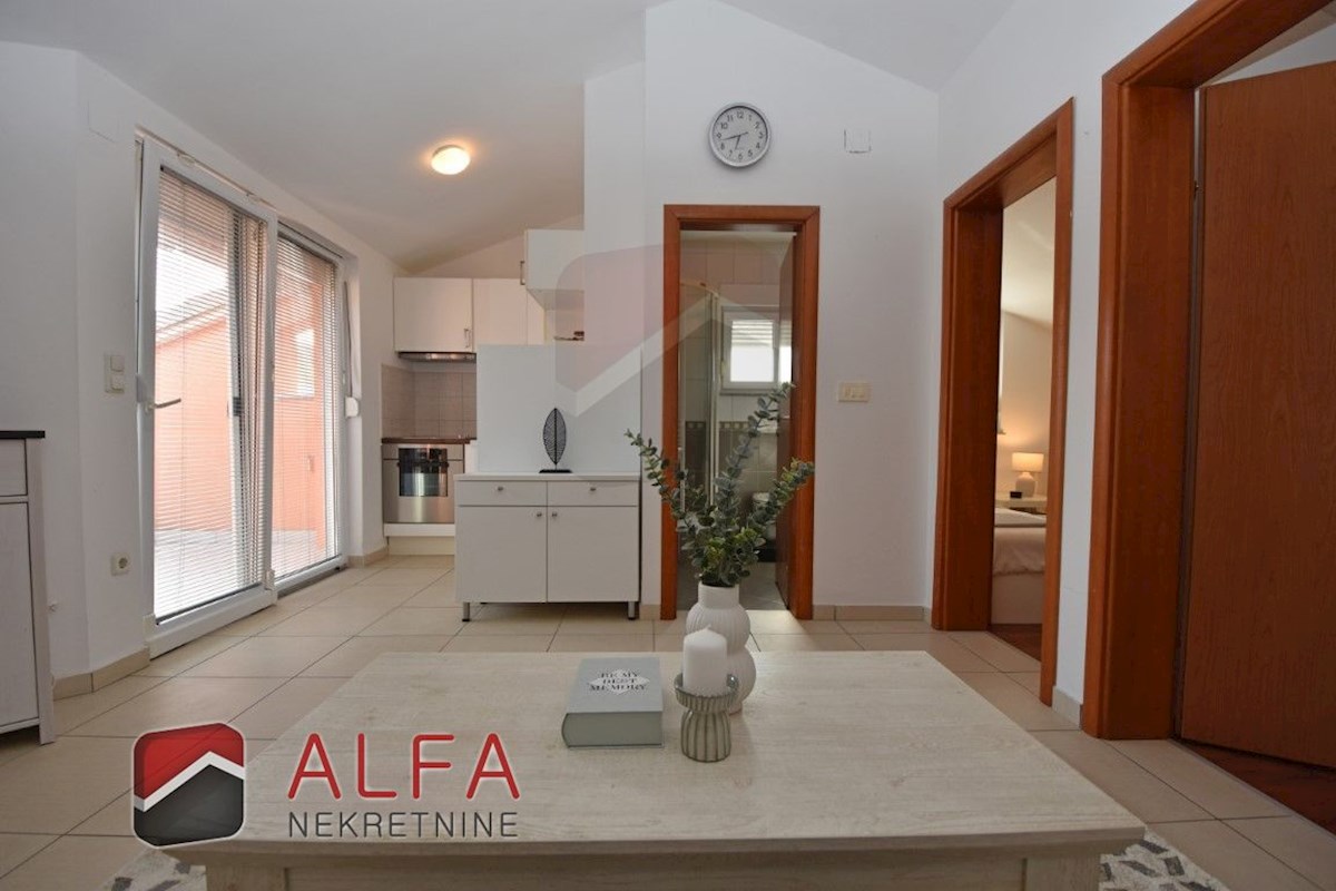 Hrvaška, Vodice - prodaja lepo opremljeno dvosobno stanovanje v drugem nadstropju, blizu morja