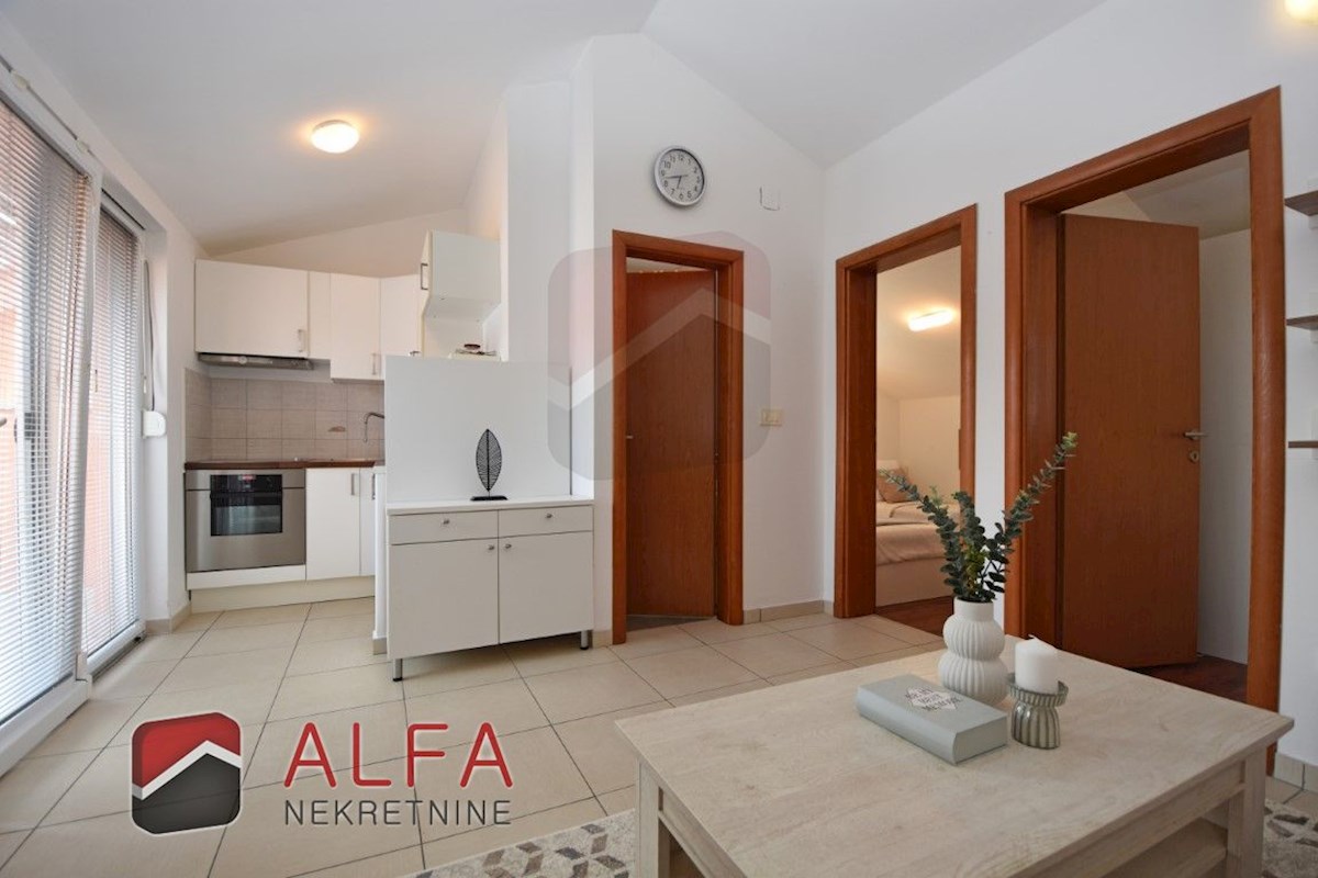 Hrvaška, Vodice - prodaja lepo opremljeno dvosobno stanovanje v drugem nadstropju, blizu morja