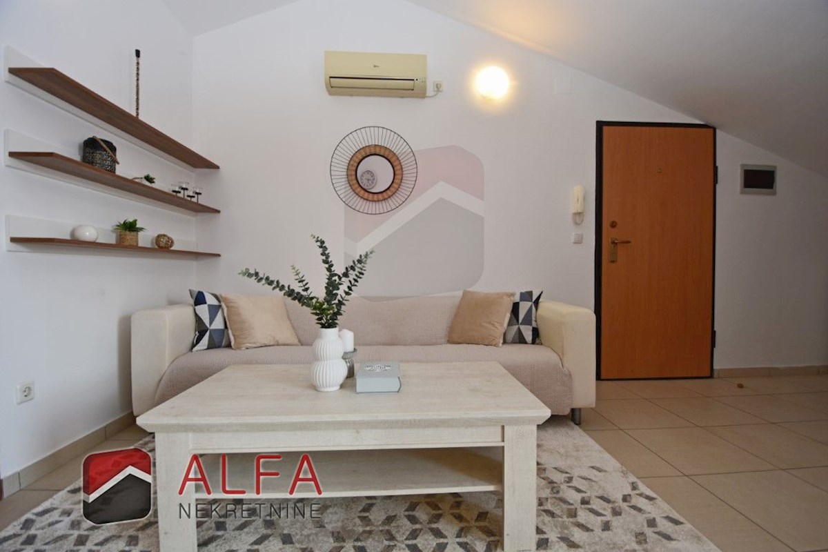 Hrvaška, Vodice - prodaja lepo opremljeno dvosobno stanovanje v drugem nadstropju, blizu morja