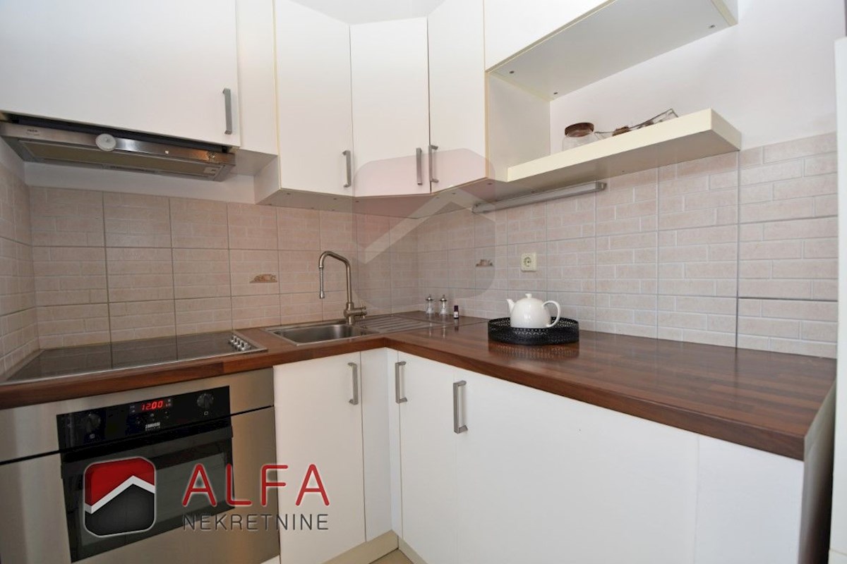 Hrvaška, Vodice - prodaja lepo opremljeno dvosobno stanovanje v drugem nadstropju, blizu morja