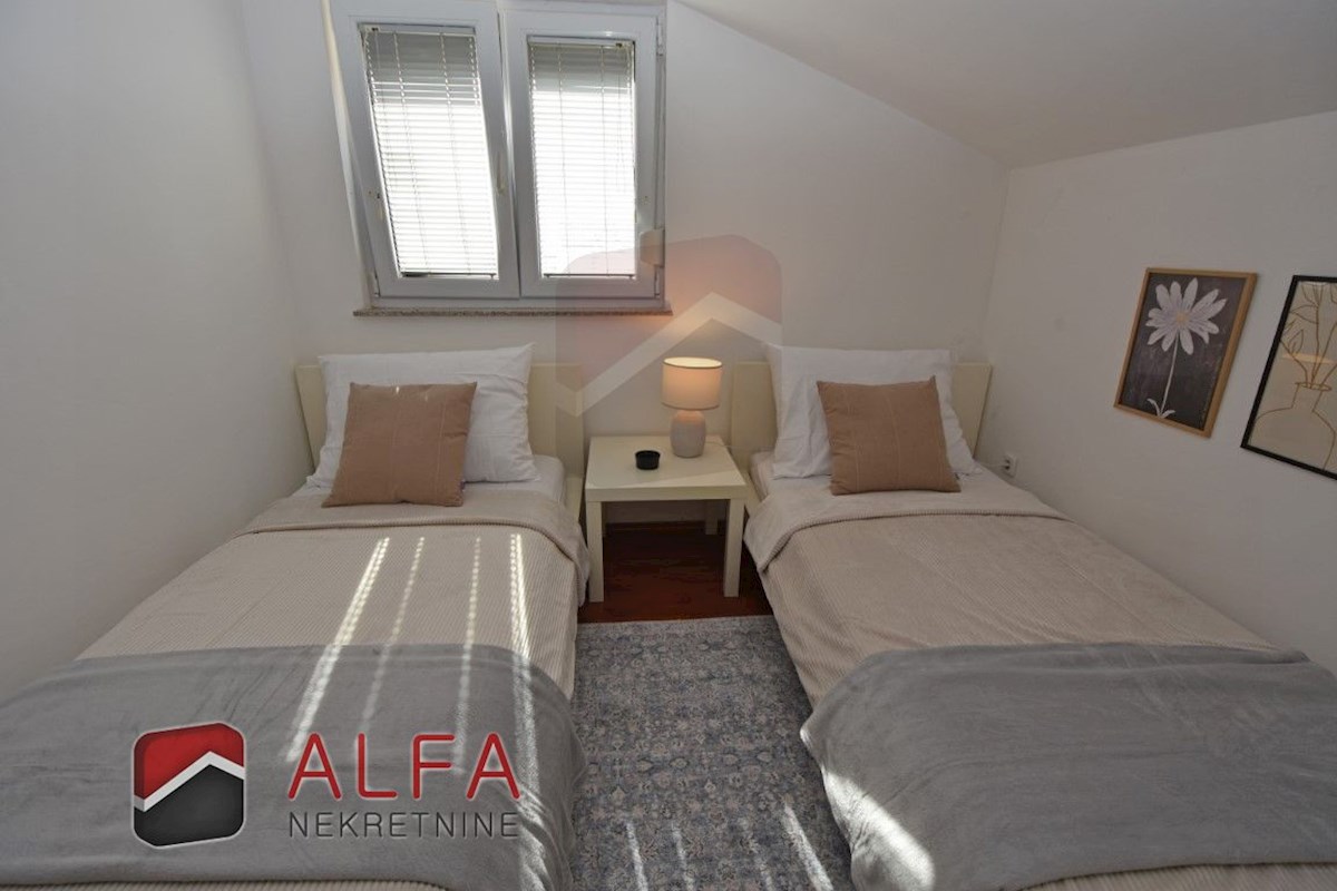 Hrvaška, Vodice - prodaja lepo opremljeno dvosobno stanovanje v drugem nadstropju, blizu morja