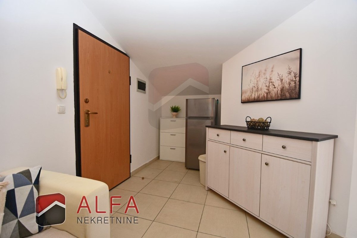 Hrvaška, Vodice - prodaja lepo opremljeno dvosobno stanovanje v drugem nadstropju, blizu morja