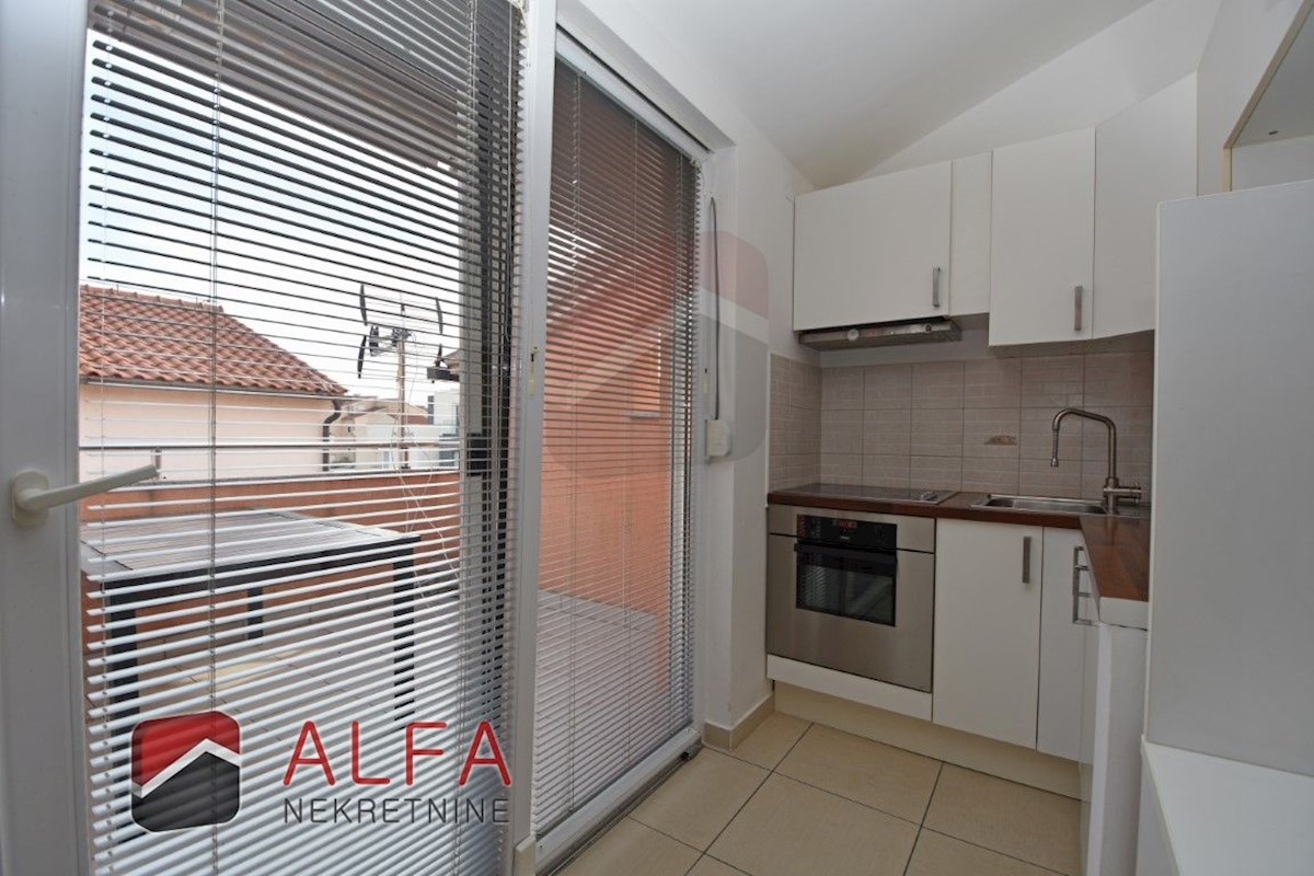 Hrvaška, Vodice - prodaja lepo opremljeno dvosobno stanovanje v drugem nadstropju, blizu morja