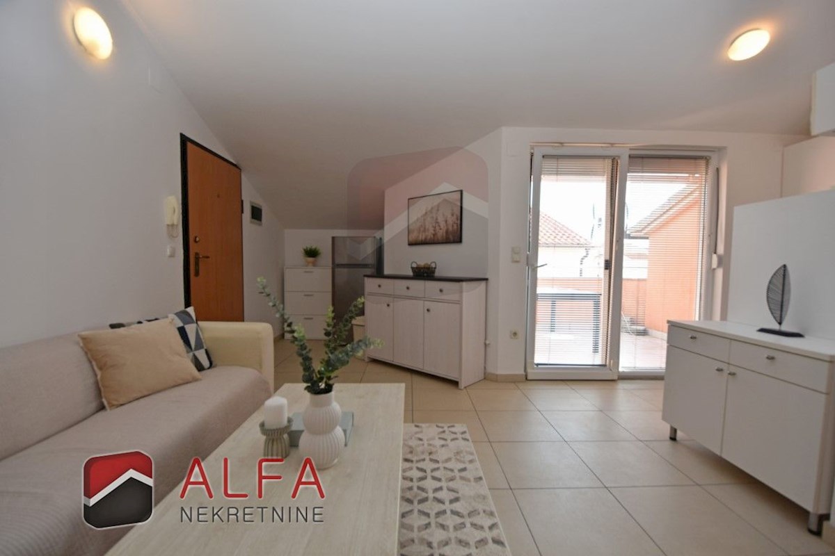 Hrvaška, Vodice - prodaja lepo opremljeno dvosobno stanovanje v drugem nadstropju, blizu morja