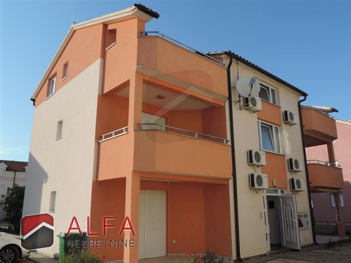 Hrvaška, Vodice - prodaja lepo opremljeno dvosobno stanovanje v drugem nadstropju, blizu morja