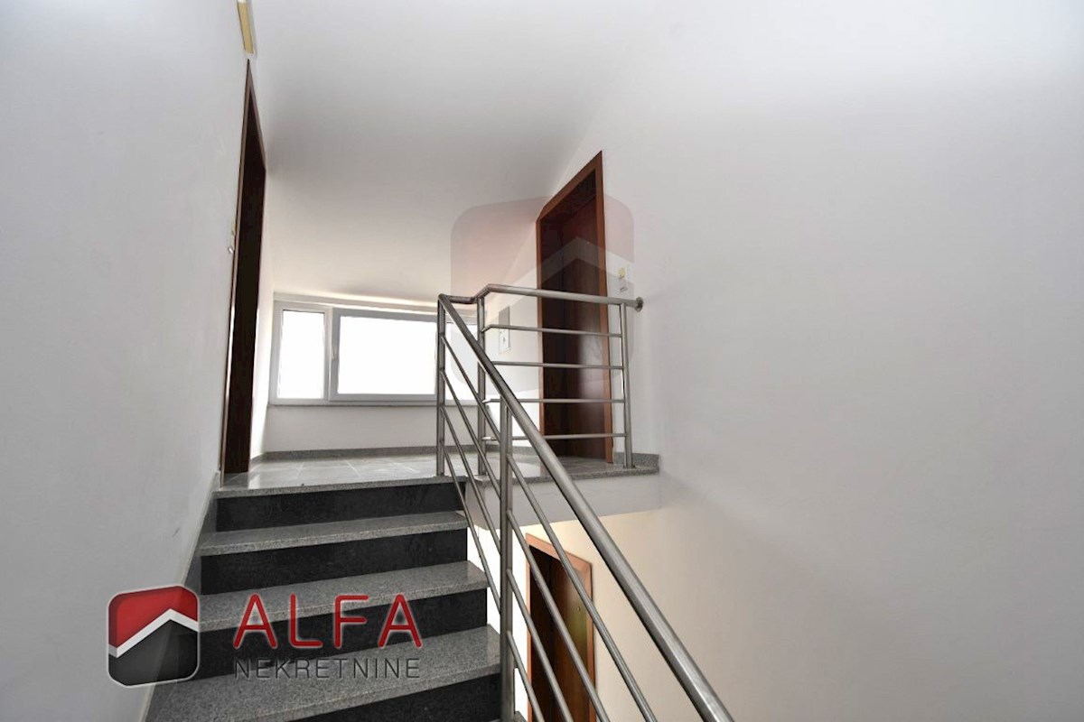 Hrvaška, Vodice - prodaja lepo opremljeno dvosobno stanovanje v drugem nadstropju, blizu morja