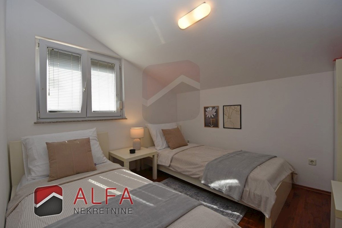 Hrvaška, Vodice - prodaja lepo opremljeno dvosobno stanovanje v drugem nadstropju, blizu morja