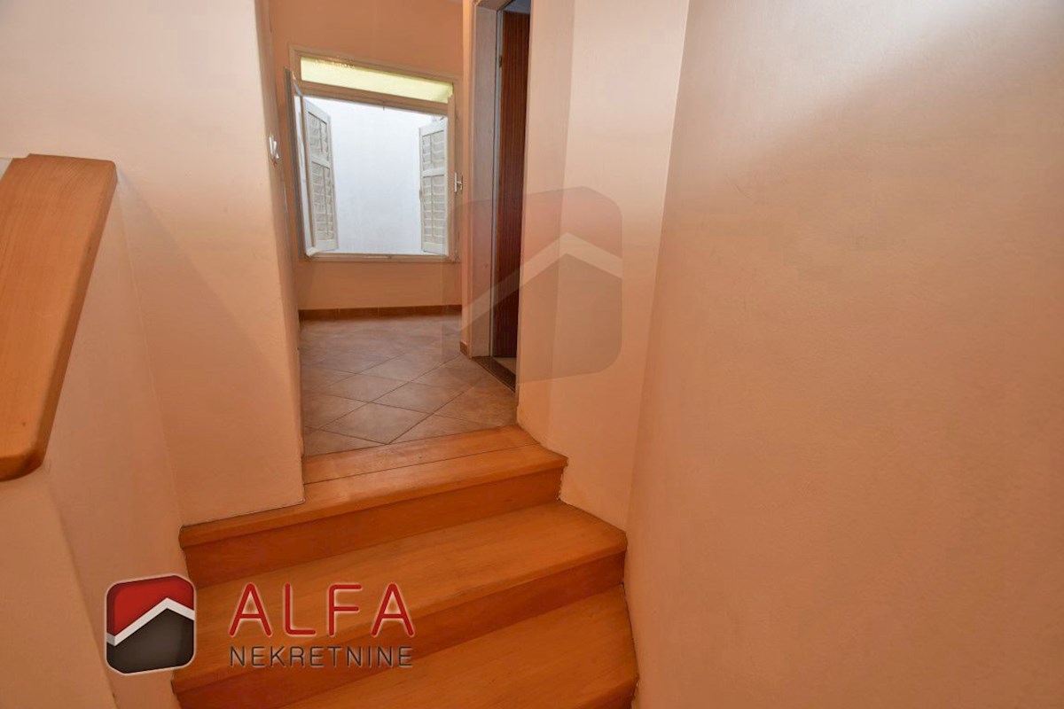 Hrvaška, Vodice, prodaja udobno dvosobno stanovanje v centru mesta