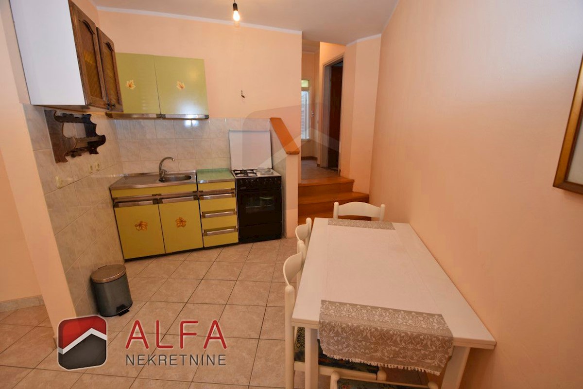 Hrvaška, Vodice, prodaja udobno dvosobno stanovanje v centru mesta