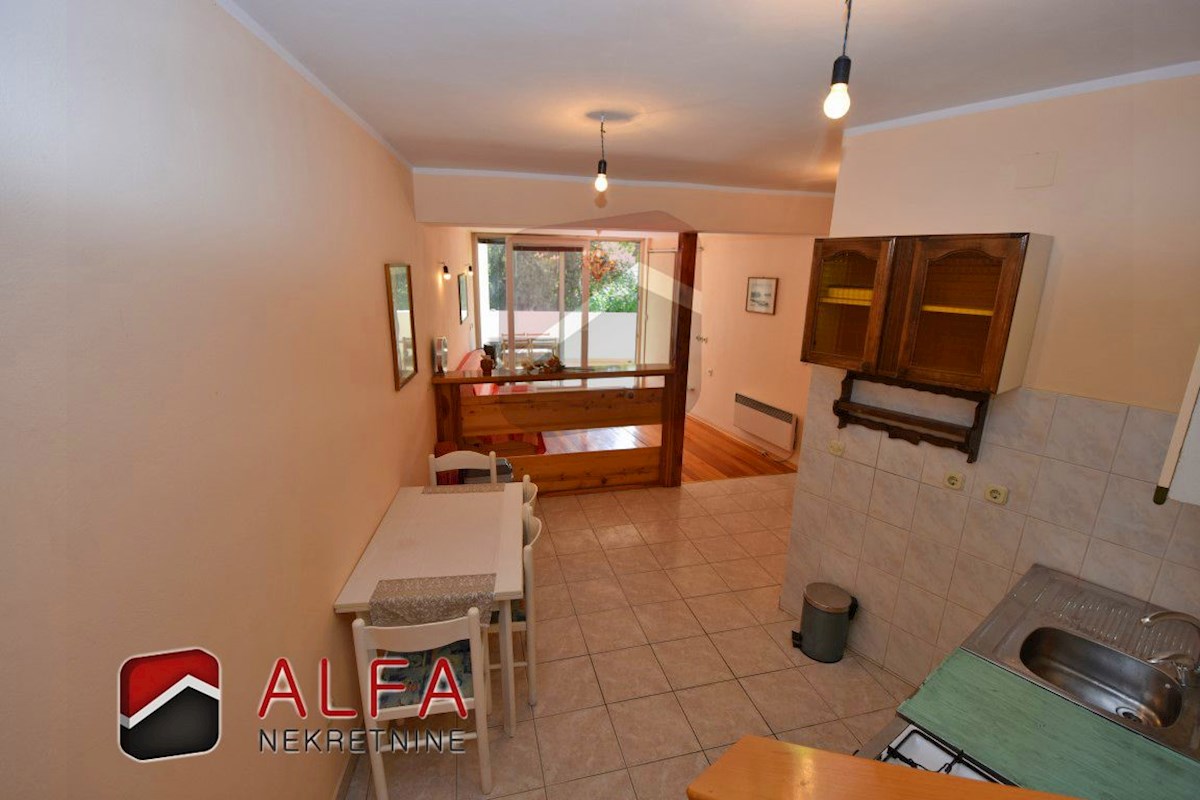 Hrvaška, Vodice, prodaja udobno dvosobno stanovanje v centru mesta